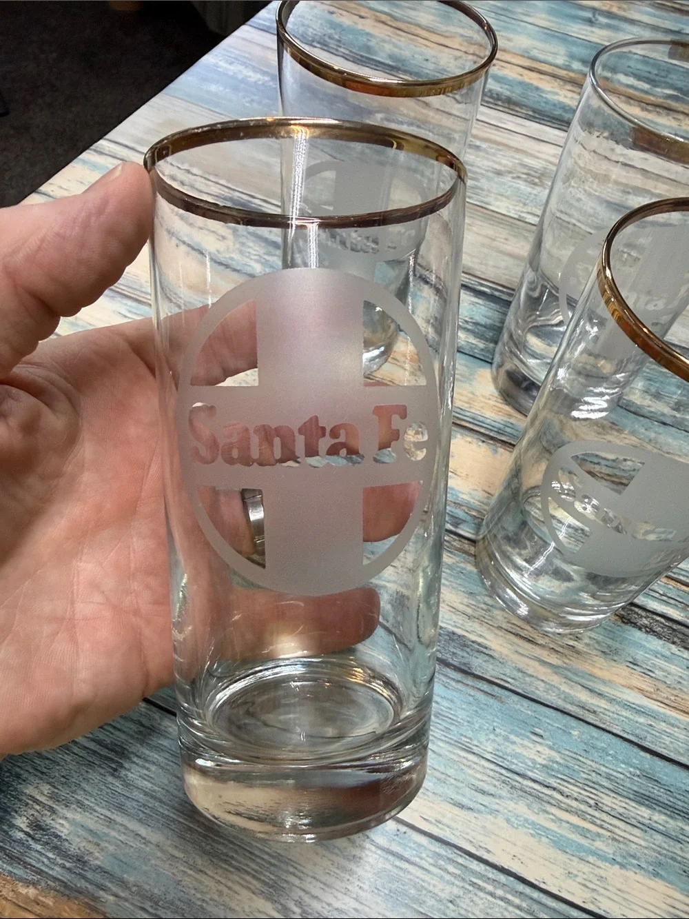 ⭐️Vtg Santa Fe Railway etched drinking glasses with gold rim and cross logo